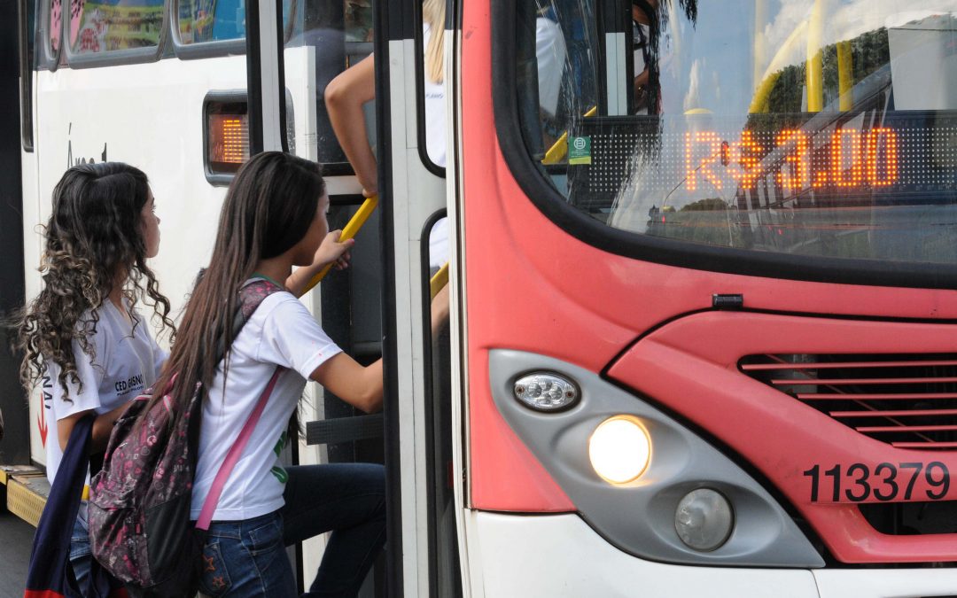 Ibaneis propõe restrições no Passe Livre Estudantil